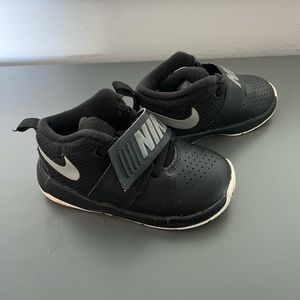 Nike team hustle toddler shoe